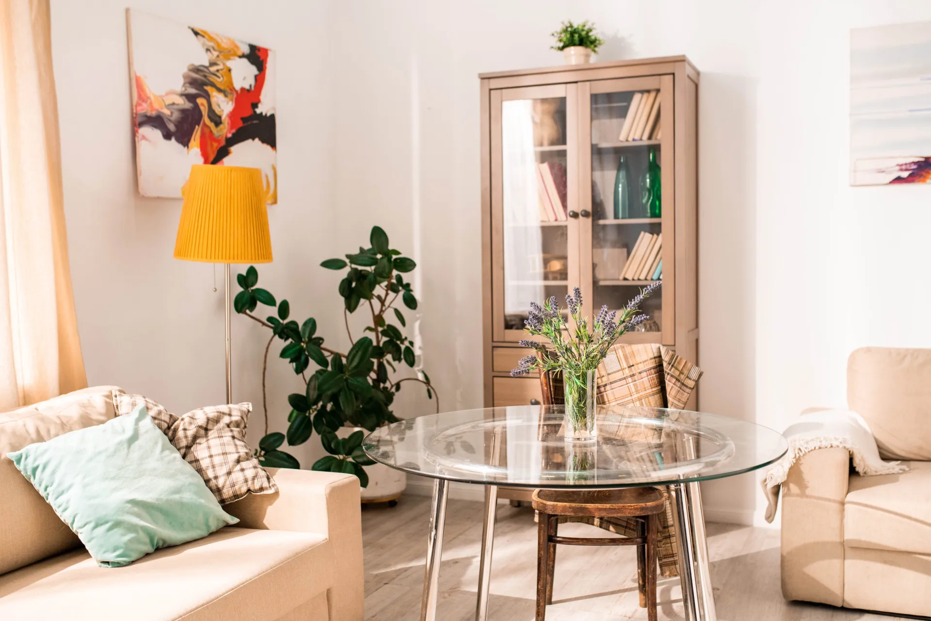 Gemütliches Wohnzimmer mit natürlichem Licht