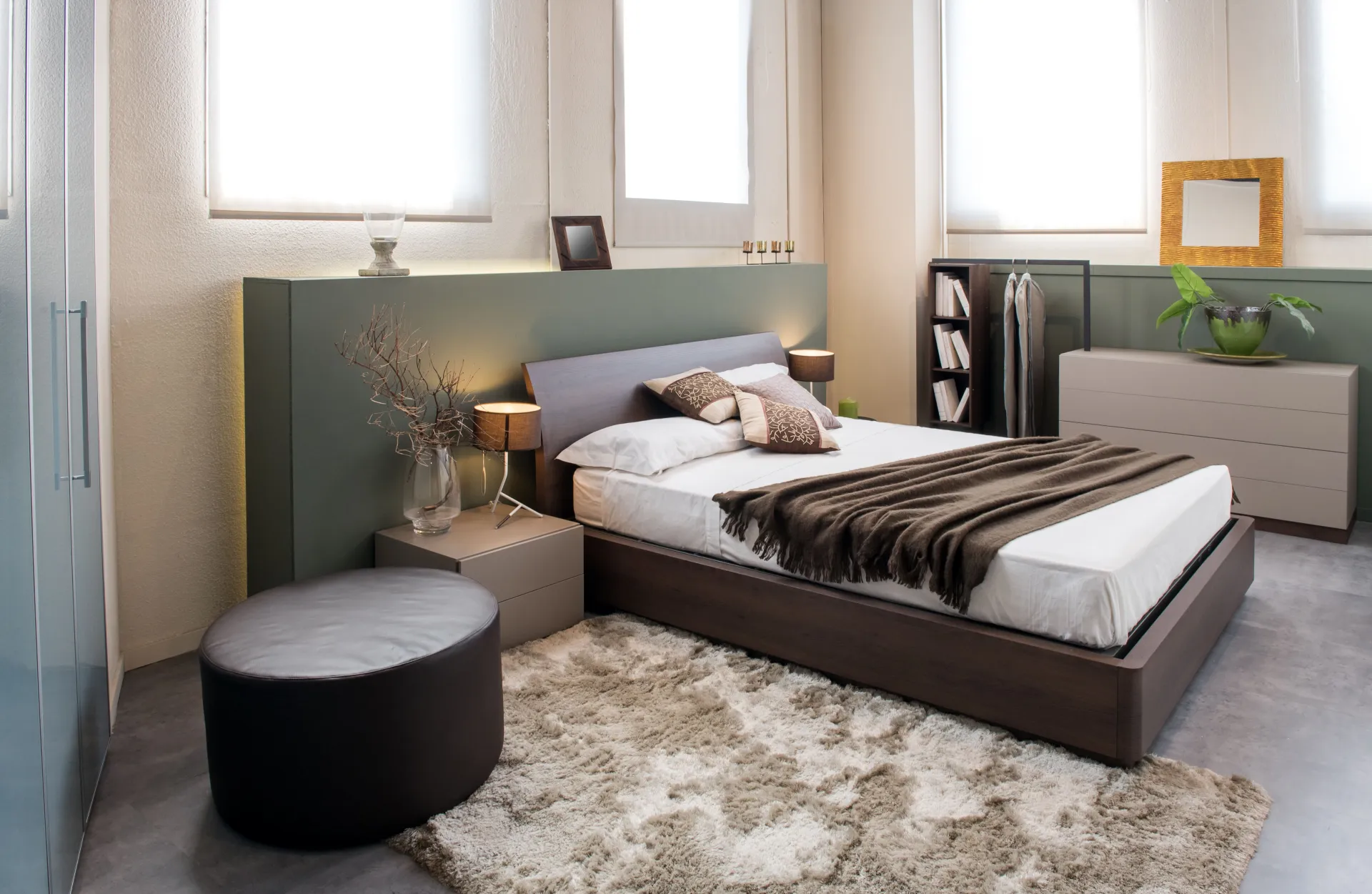 Stilvolles Schlafzimmer mit grüner Akzentwand