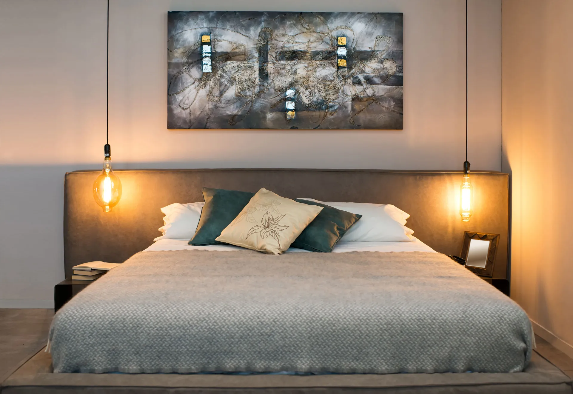Luxuriöses Schlafzimmer mit Pendelleuchten